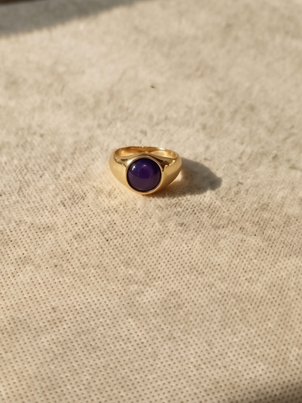 Gold Ring with Purple Cabochon Center Ring Stone Change Color with the Lighten